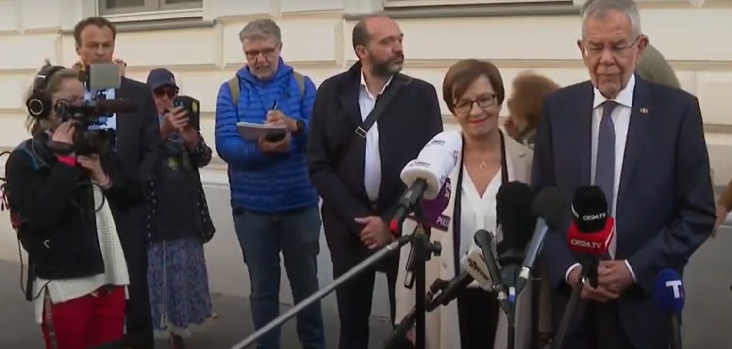 Alexander Van der Bellen ha sido reelegido Presidente de Austria en la primera vuelta de las elecciones con más del 50% de los votos, según los sondeos de los colegios electorales Alexander Van der Bellen ha sido reelegido Presidente de Austria en la primera vuelta de las elecciones con más del 50% de los votos, según los sondeos de los colegios electorales