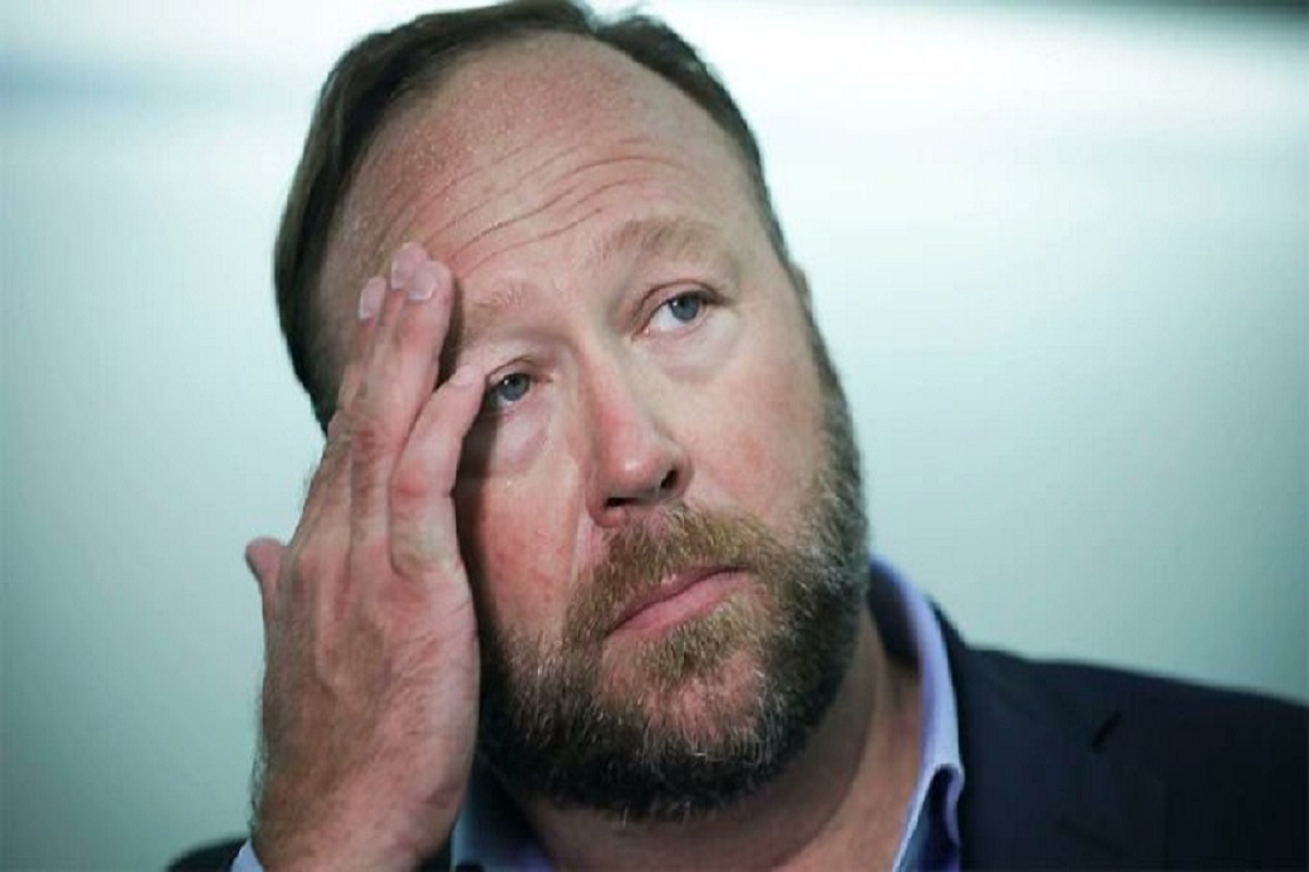 El teórico de la conspiración estadounidense Alex Jones fue condenado a pagar casi mil millones de dólares por daños y perjuicios. Afirmó que la masacre de la escuela Sandy Hook fue un montaje