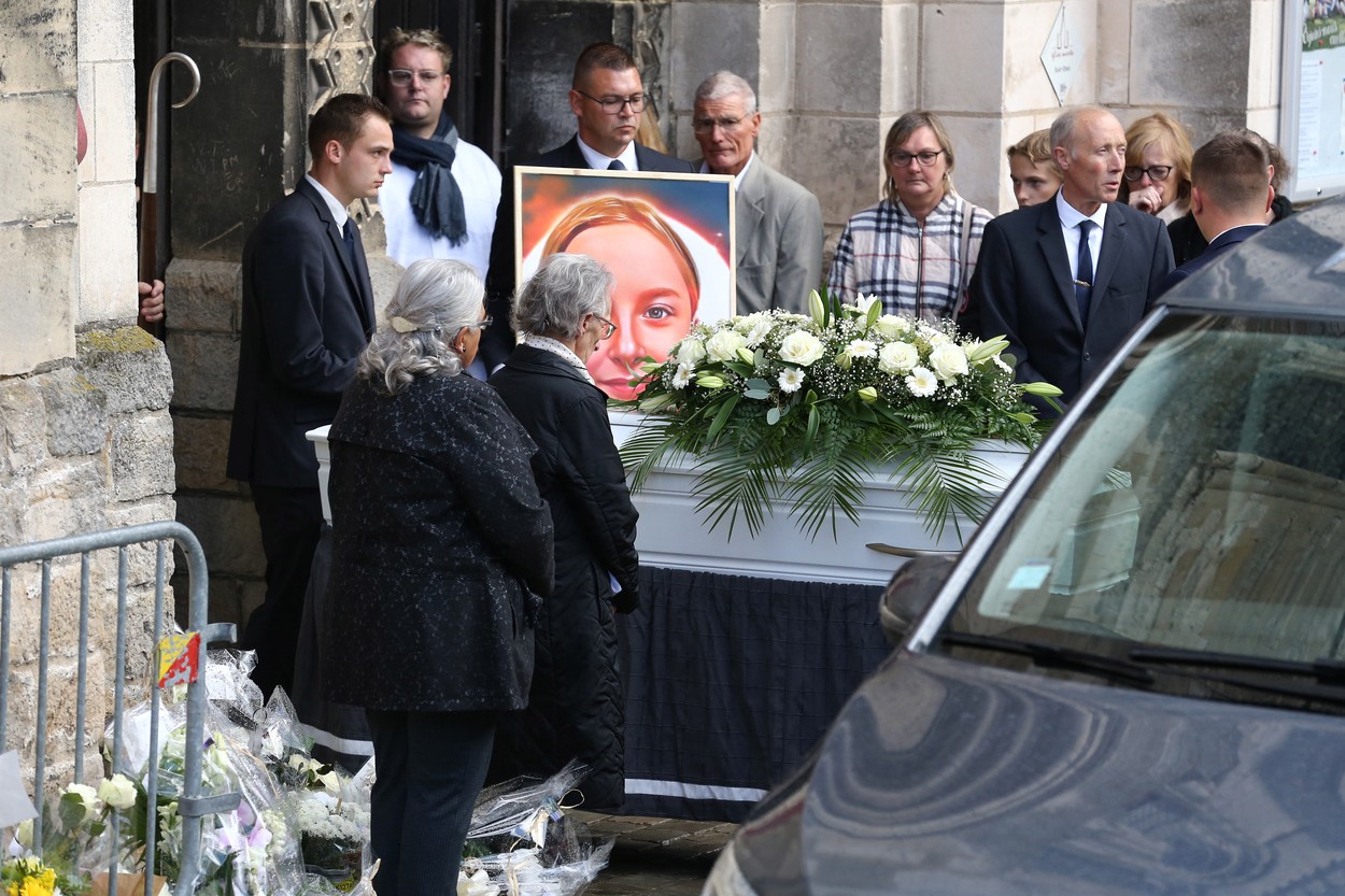 FOTO | Conmovedoras imágenes del funeral de Lola Daviet, la niña de 12 años asesinada a sangre fría en París FOTO | Conmovedoras imágenes del funeral de Lola Daviet, la niña de 12 años asesinada a sangre fría en París