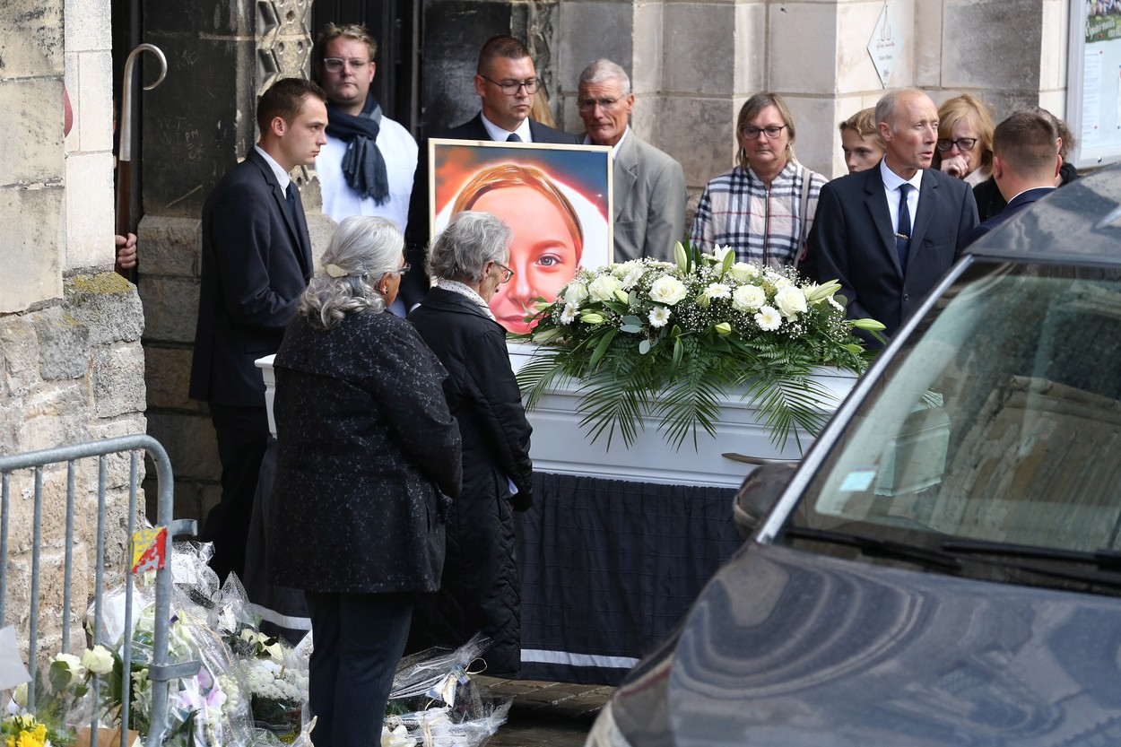 FOTO | Conmovedoras imágenes del funeral de Lola Daviet, la niña de 12 años asesinada a sangre fría en París