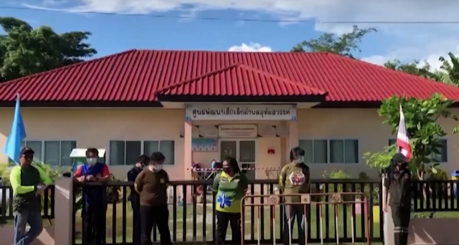 La milagrosa supervivencia de una niña durante la masacre de Tailandia. El gesto que la salvó de la muerte La milagrosa supervivencia de una niña durante la masacre de Tailandia. El gesto que la salvó de la muerte
