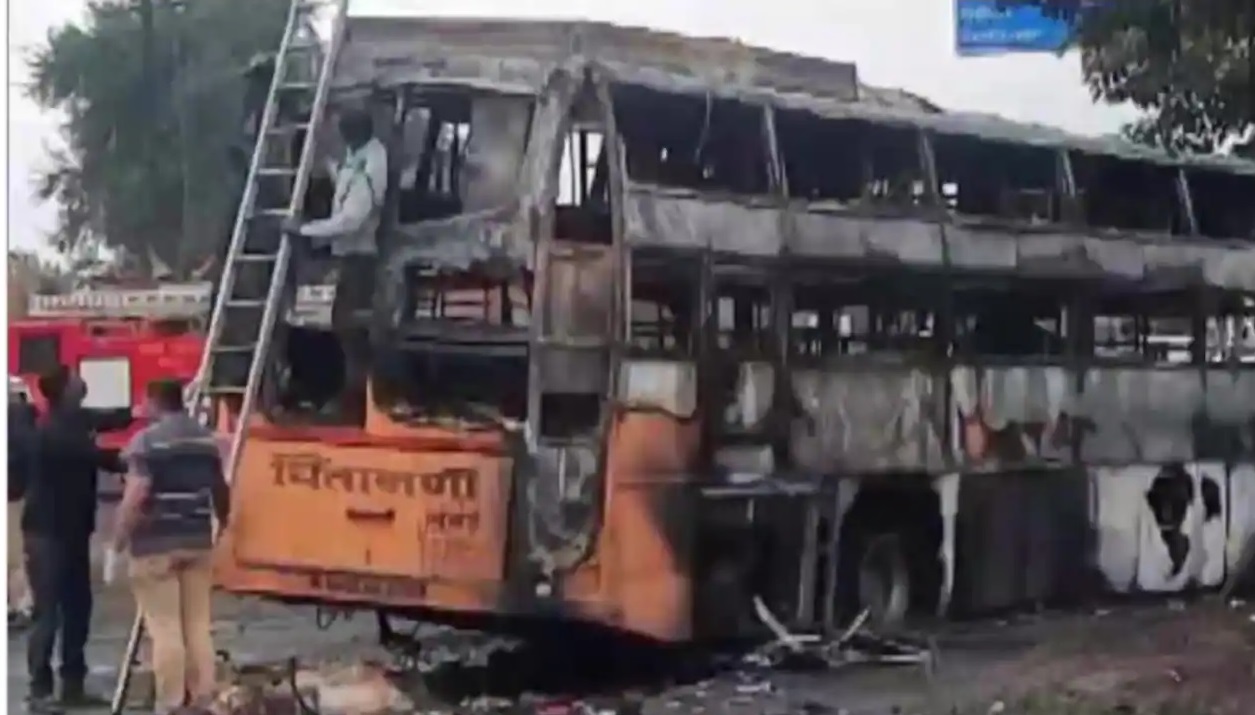 Terrible accidente en la India: un autobús se incendia y 12 personas se queman vivas | VÍDEO