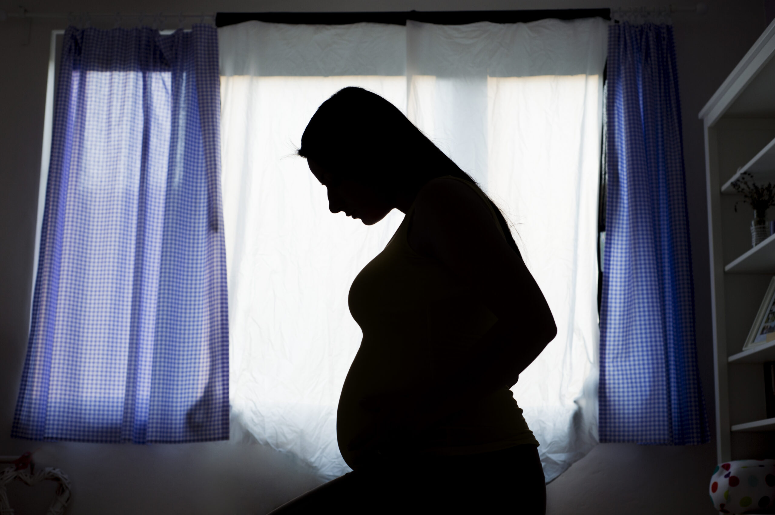 Un bebé murió después de que su madre lo diera a luz en el baño: ‘No sabía que estaba embarazada’