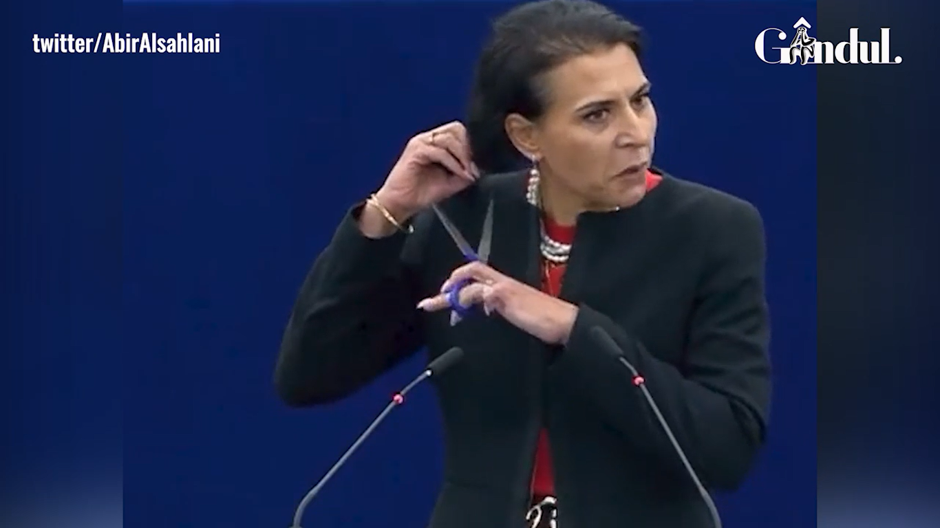 Una eurodiputada sueca se cortó el pelo durante un discurso en el Parlamento Europeo en solidaridad con las mujeres de Irán | VIDEO Una eurodiputada sueca se cortó el pelo durante un discurso en el Parlamento Europeo en solidaridad con las mujeres de Irán | VIDEO