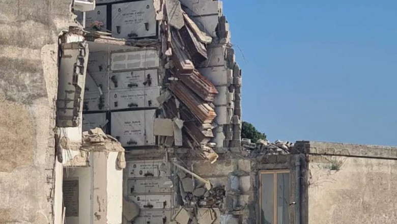 VIDEO | Varios ataúdes quedan a la vista en un cementerio de Nápoles tras el derrumbe parcial del edificio