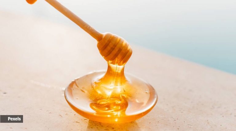 ¿Puede el consumo de 2 cucharadas de miel reducir los niveles de azúcar y colesterol en sangre?