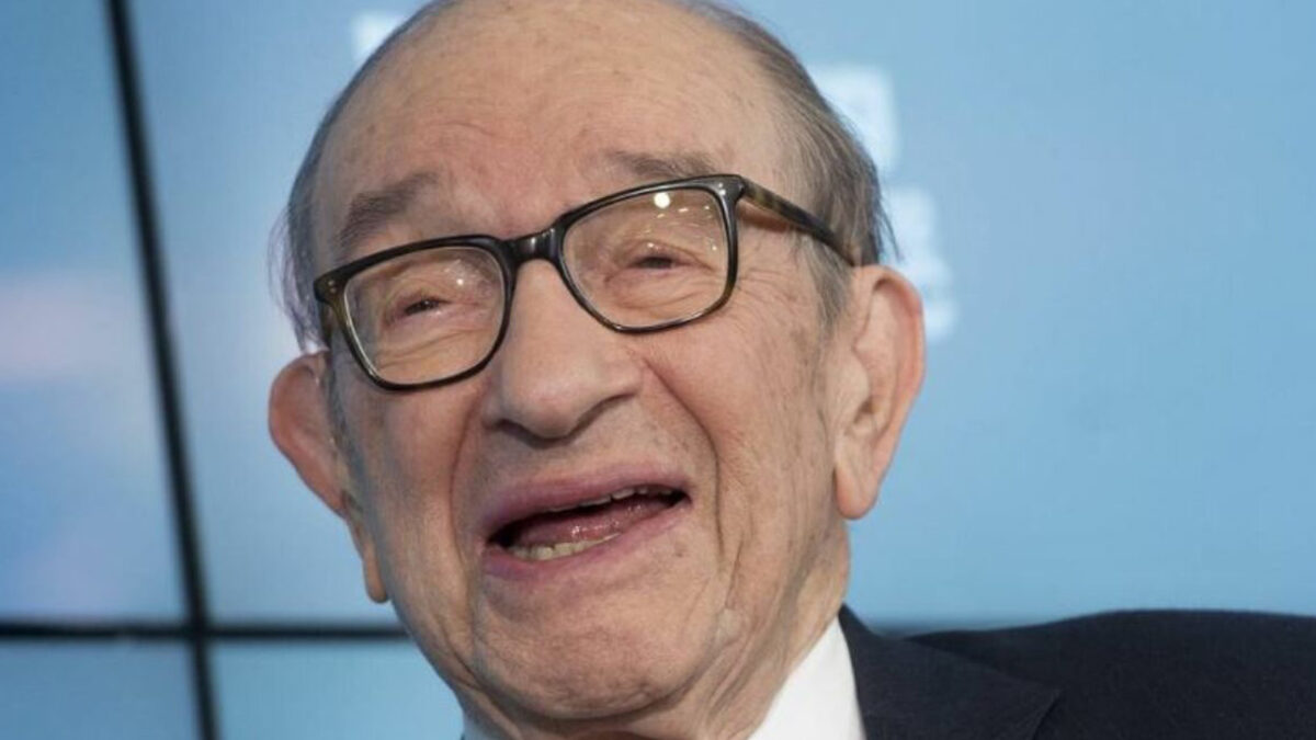 Alan Greenspan, ex presidente de la Fed, sostiene que la reducción de la oferta de billetes verdes hace que el dólar sea un «mejor depósito de valor»