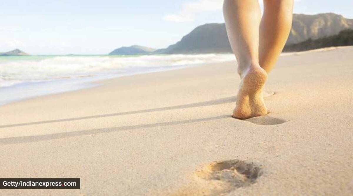 Caminar descalzo por el suelo, earthing, qué es earthing, luke coutinho, quién es luke, por qué hay que caminar descalzo por el suelo, vivir cerca de la naturaleza, indianexpress.com, indianexpress