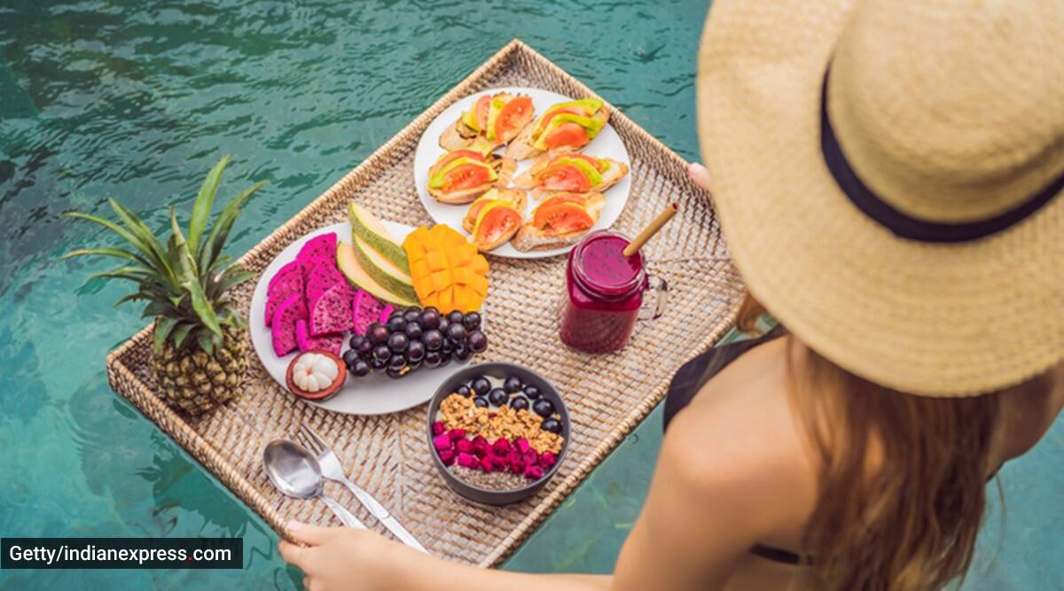 viajar, fitness, fitness en vacaciones, comer sano en vacaciones, comer sano en vacaciones, comidas, comida sana, comer frutas, noticias de indian express