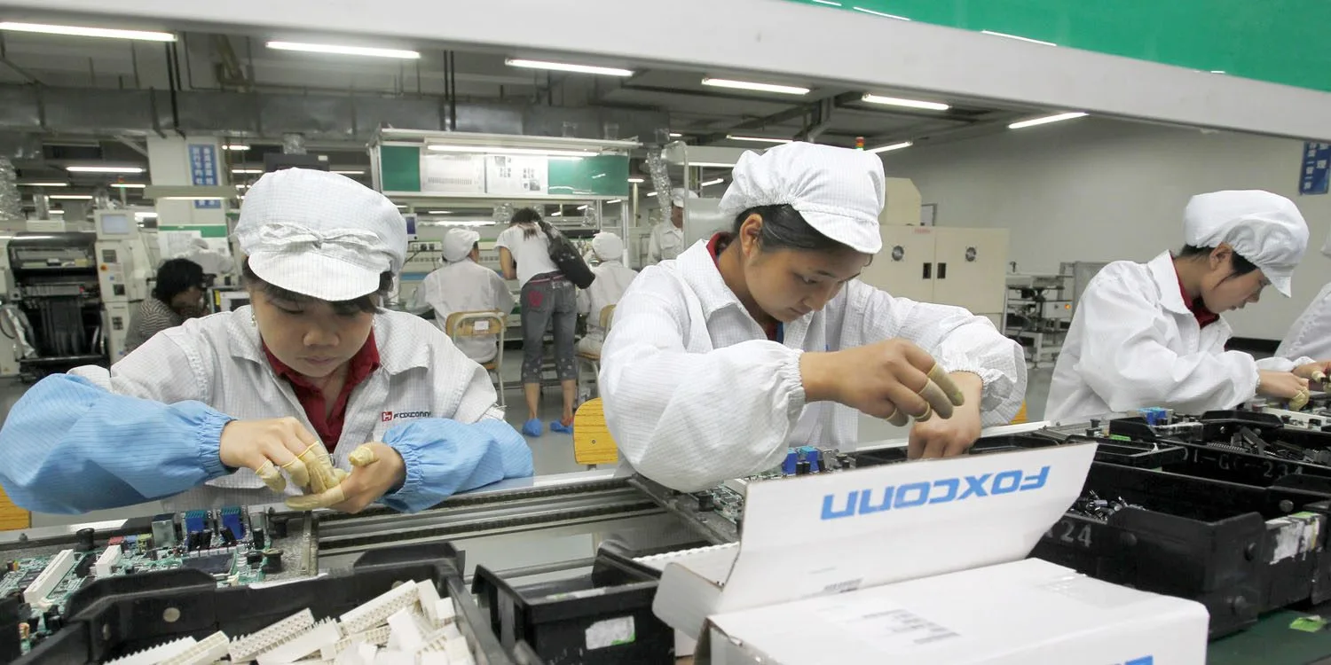 Foxconn, el gigante del iPhone, promete a los chinos 4 primas para que sigan trabajando en la fábrica de Zhengzhou