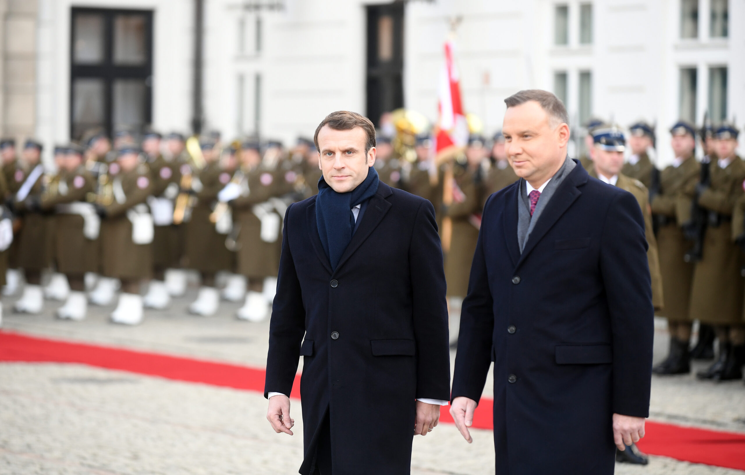 Un bromista ruso se hizo pasar por Emmanuel Macron y habló con Andrzej Duda tras las explosiones en Polonia. De qué habló el «presidente francés» con el líder de Varsovia