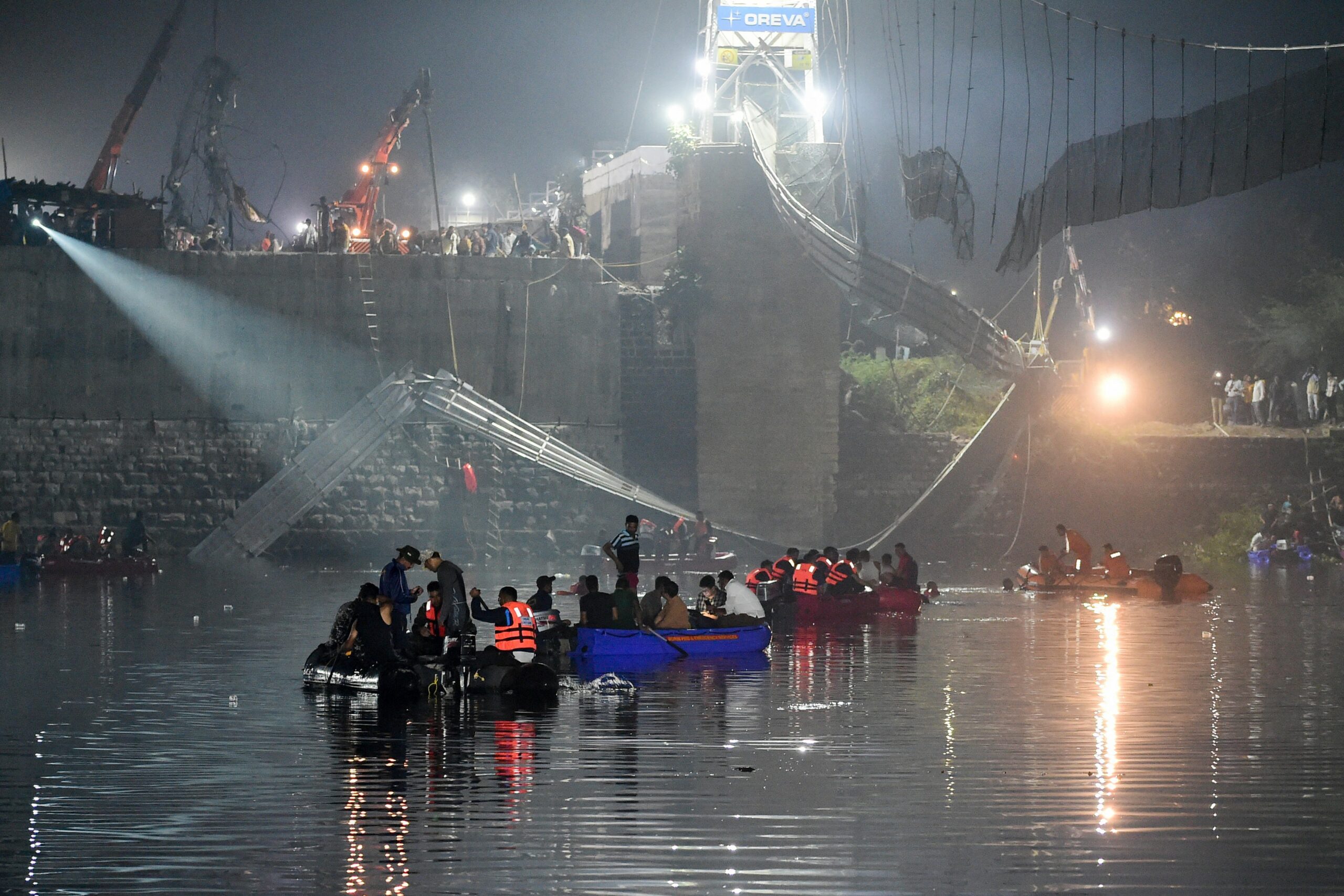 Un puente derrumbado en la India es reparado por una empresa de relojería. El gerente hace afirmaciones escandalosas: 135 personas murieron por «la voluntad de Dios»