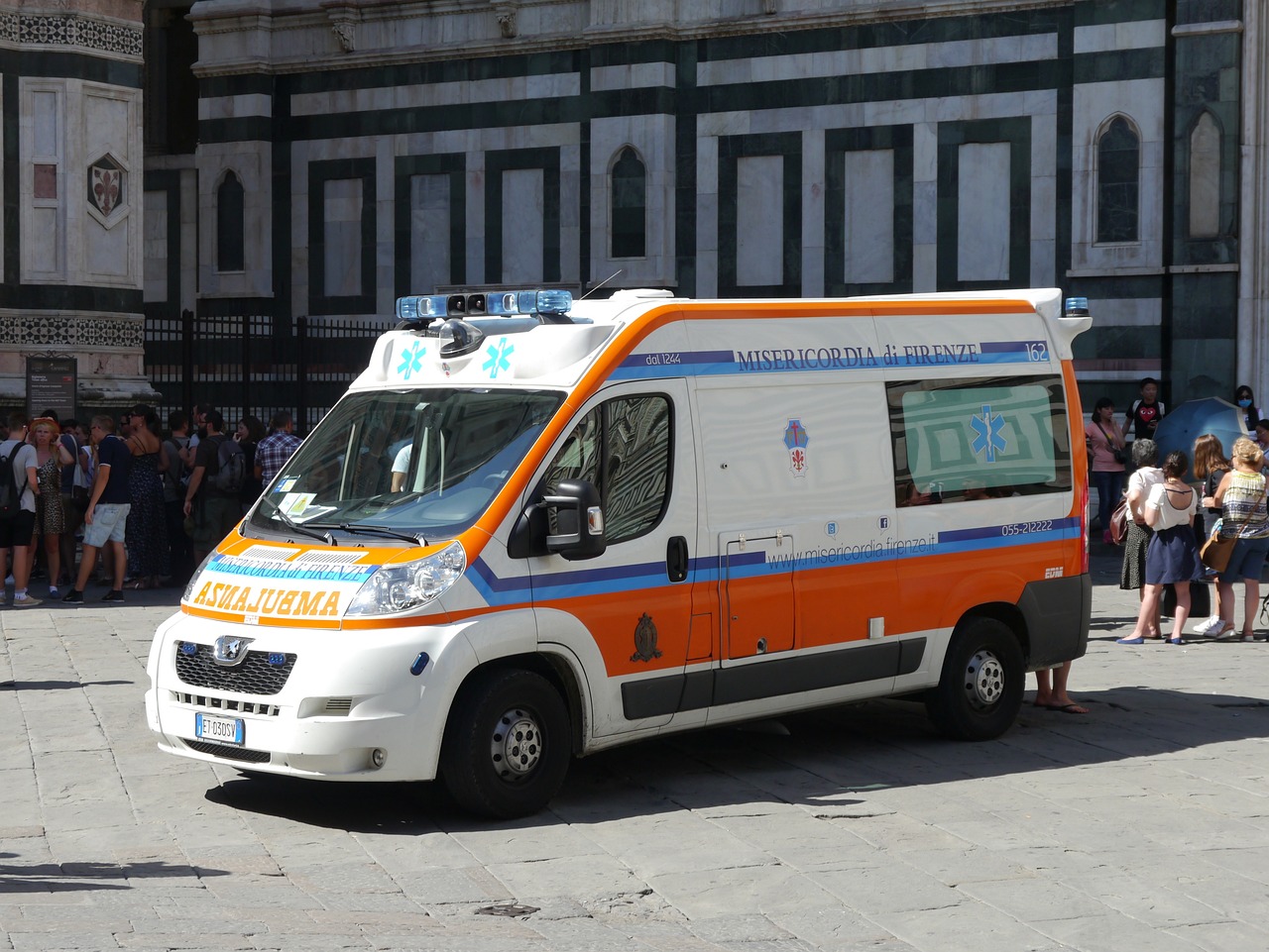 Un rumano residente en Italia fue encontrado en su casa con una herida en el cuello causada por un flexo. La policía cree que se suicidó, pero no descarta el asesinato.