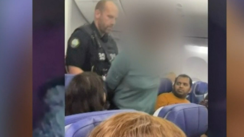 Una mujer intentó abrir la puerta del avión durante el vuelo y luego mordió a un pasajero que intentó detenerla: «Jesús me dijo que lo hiciera