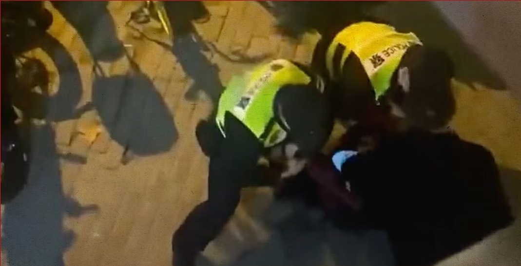 VIDEO | Disturbios en China. Periodista de la BBC detenido y golpeado por la policía mientras transmitía en directo desde Shanghai VIDEO | Disturbios en China. Periodista de la BBC detenido y golpeado por la policía mientras transmitía en directo desde Shanghai