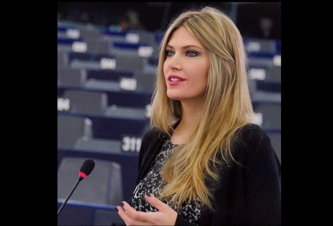 La Vicepresidenta del Parlamento Europeo destituida por Roberta Metsola. Pillan al padre de Eva Kaili con una maleta llena de dinero La Vicepresidenta del Parlamento Europeo destituida por Roberta Metsola. Pillan al padre de Eva Kaili con una maleta llena de dinero