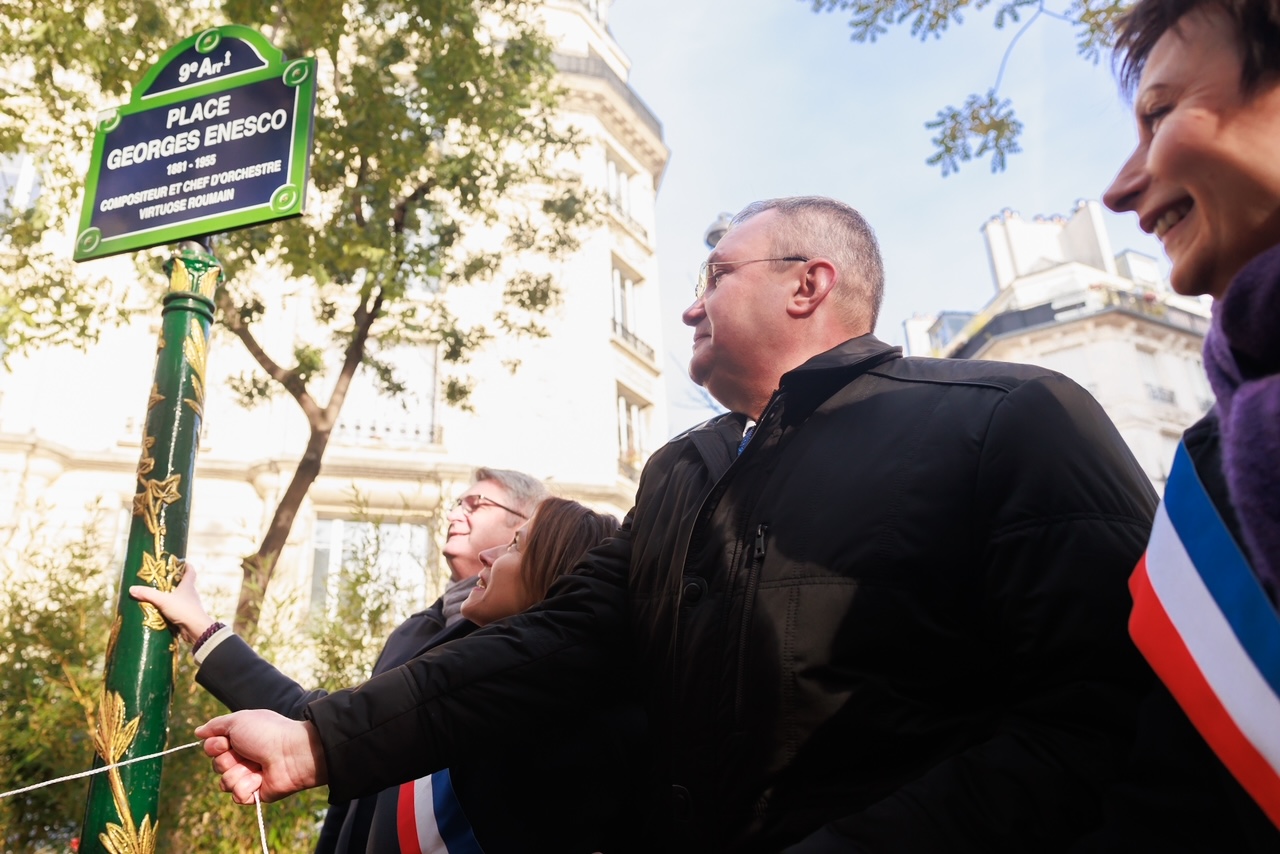 FOTO | El Primer Ministro Nicolae Ciucă en la inauguración de la plaza George Enescu en París: «Orgulloso y emocionado. Este gesto de reconocimiento confirma la amistad rumano-francesa».