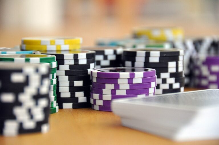 5 Bonos que no debe perderse en los casinos en línea (1500 £ + 80 FS)