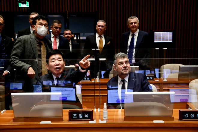 Nicolae Ciucă y Marcel Ciolacu, reunidos con el Presidente de la Asamblea Nacional de Corea del Sur / Foto: Facebook Marcel Ciolacu