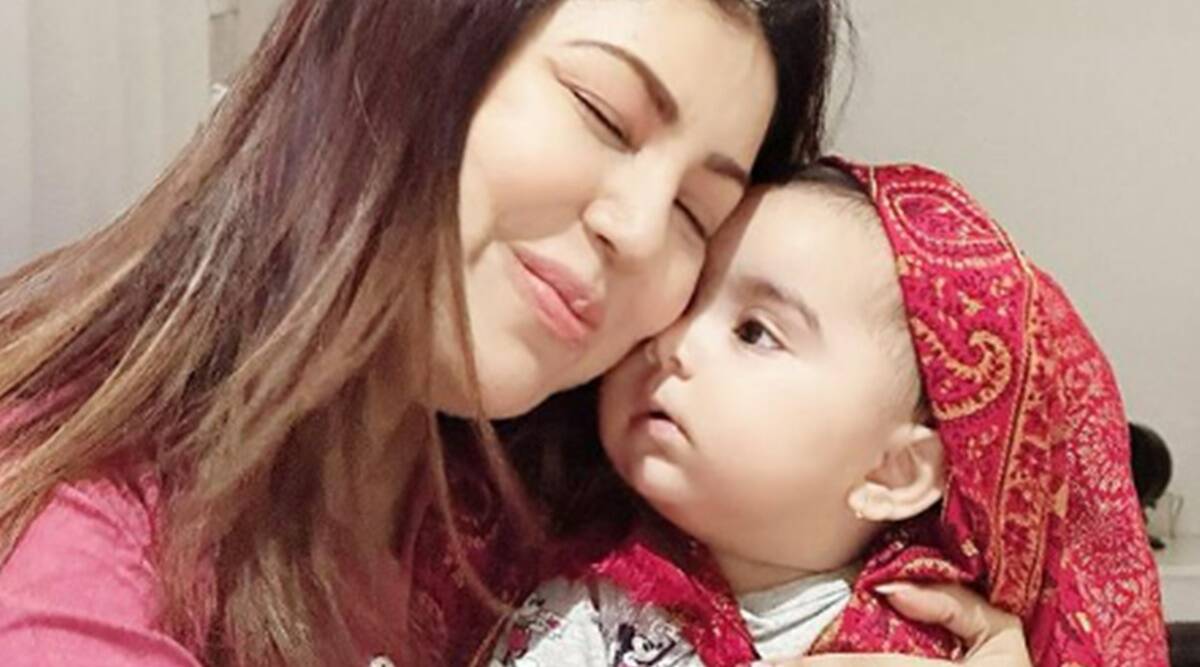 Debina Bonnerjee hace caminar a su hija sobre la hierba para «conectar con la Tierra»; experta en cómo beneficia a los bebés Debina Bonnerjee hace caminar a su hija sobre la hierba para «conectar con la Tierra»; experta en cómo beneficia a los bebés