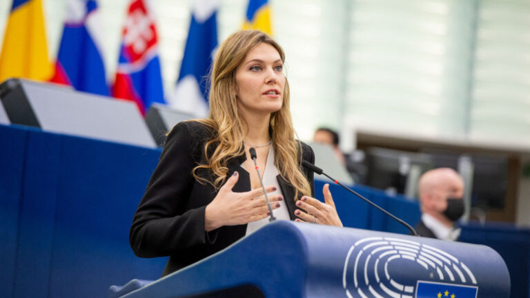 La eurodiputada Eva Kaili sigue detenida un mes más