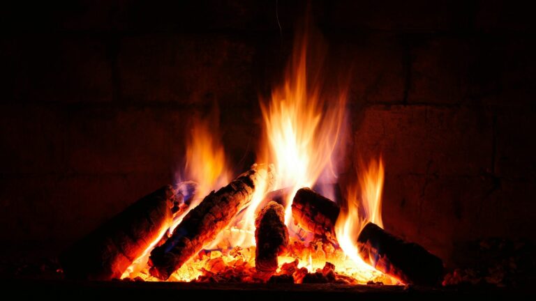 «Cuando vi las llamas, casi me desmayo». Una mujer prendió fuego a una pequeña fortuna escondida por su marido en la chimenea