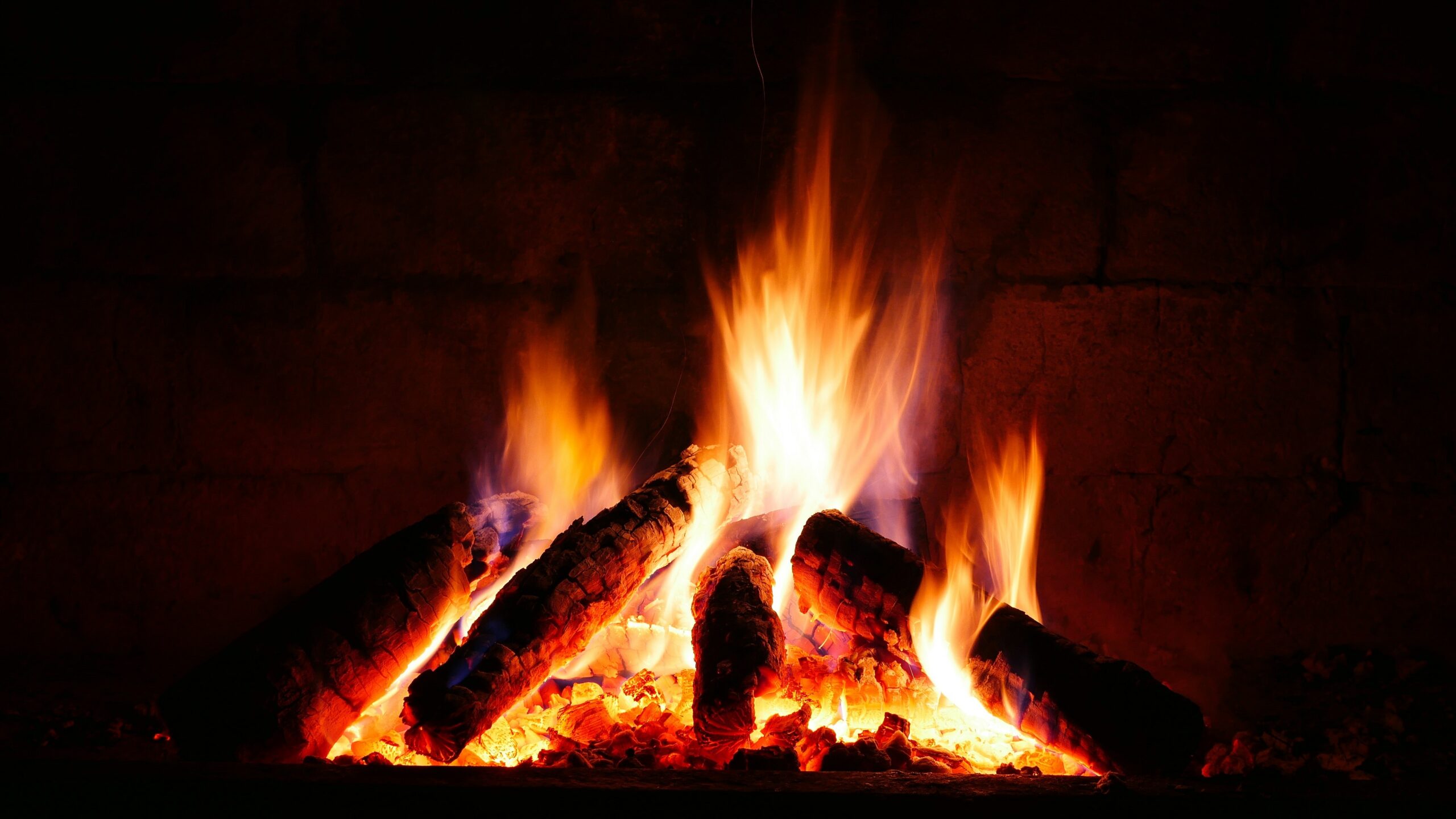«Cuando vi las llamas, casi me desmayo». Una mujer prendió fuego a una pequeña fortuna escondida por su marido en la chimenea