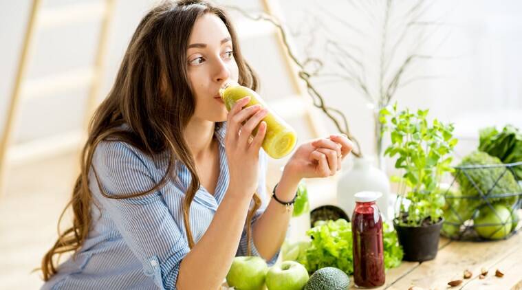prebridal, agua detox, zumo detox, weddingday, dday, detox, bebe, hidratacion, tarla dalal, recetas detox, bebidas detox, como hacer agua detox, fresas, manzanas, vitaminc, cuidado de la piel, skinglow, brillo, dieta detox, indianexpress.com, indianexpress, recetas de tarla dalal, zumo de amla y jengibre, zumo de espinacas, zumos de hojas verdes, zumo de zanahoria y remolacha,