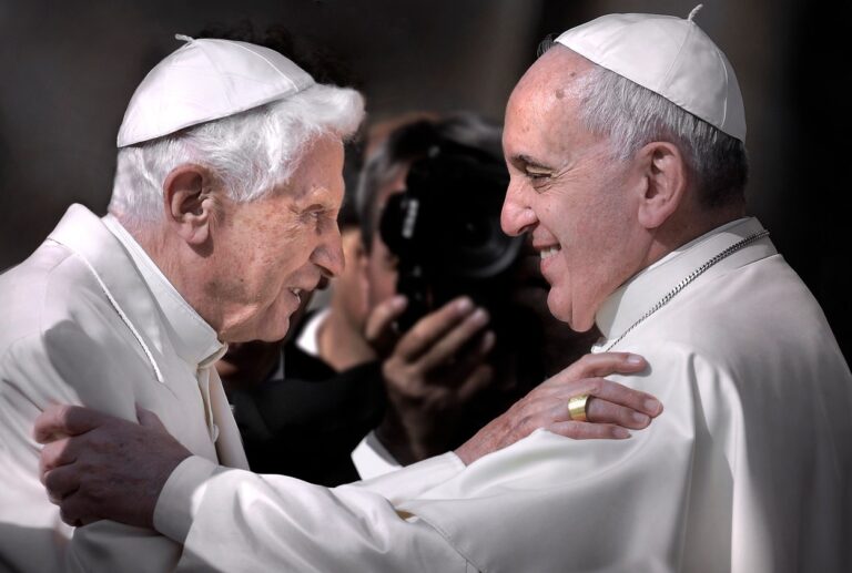 El Papa Francisco pide al mundo entero que rece por Benedicto XVI. «Pidamos a Dios que le consuele y le dé fuerzas»