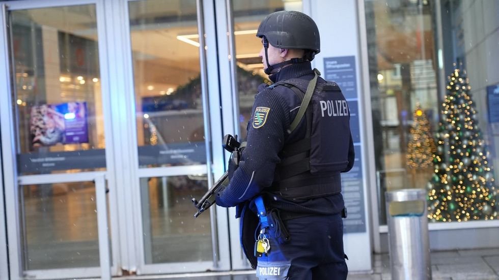FOTO: Toma de rehenes en un centro comercial de la ciudad alemana de Dresde. Hay informes de que una mujer ha muerto / La policía ha evacuado el centro comercial FOTO: Toma de rehenes en un centro comercial de la ciudad alemana de Dresde. Hay informes de que una mujer ha muerto / La policía ha evacuado el centro comercial