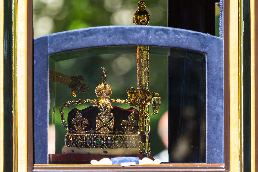 La Corona de San Eduardo, retirada de la Torre de Londres después de 70 años. ¿Qué papel juega el rey Carlos en la historia?