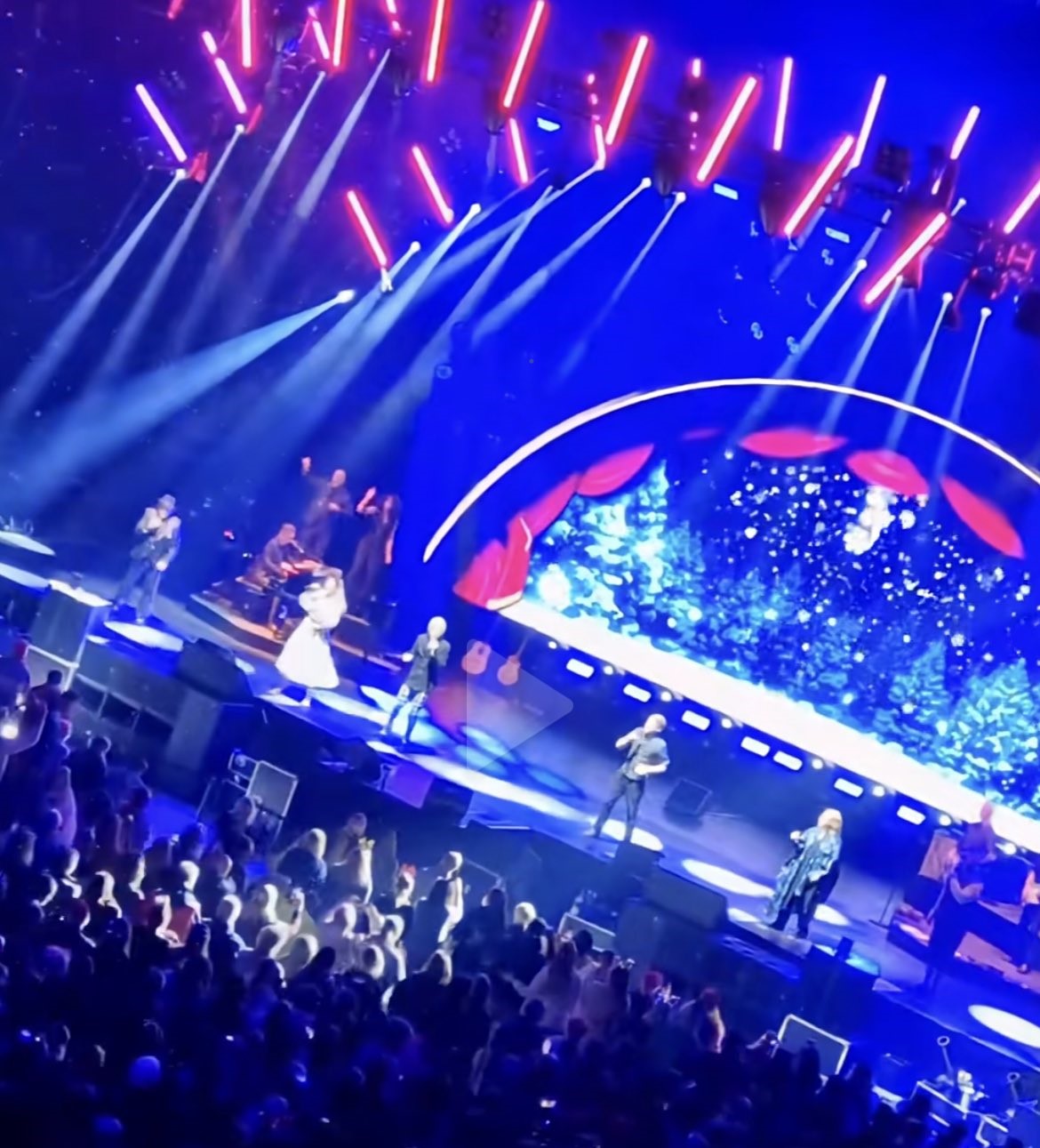 La Kelly Family canceló su concierto de Navidad en Halle, apenas dos minutos después de su inicio. Un espectador murió La Kelly Family canceló su concierto de Navidad en Halle, apenas dos minutos después de su inicio. Un espectador murió