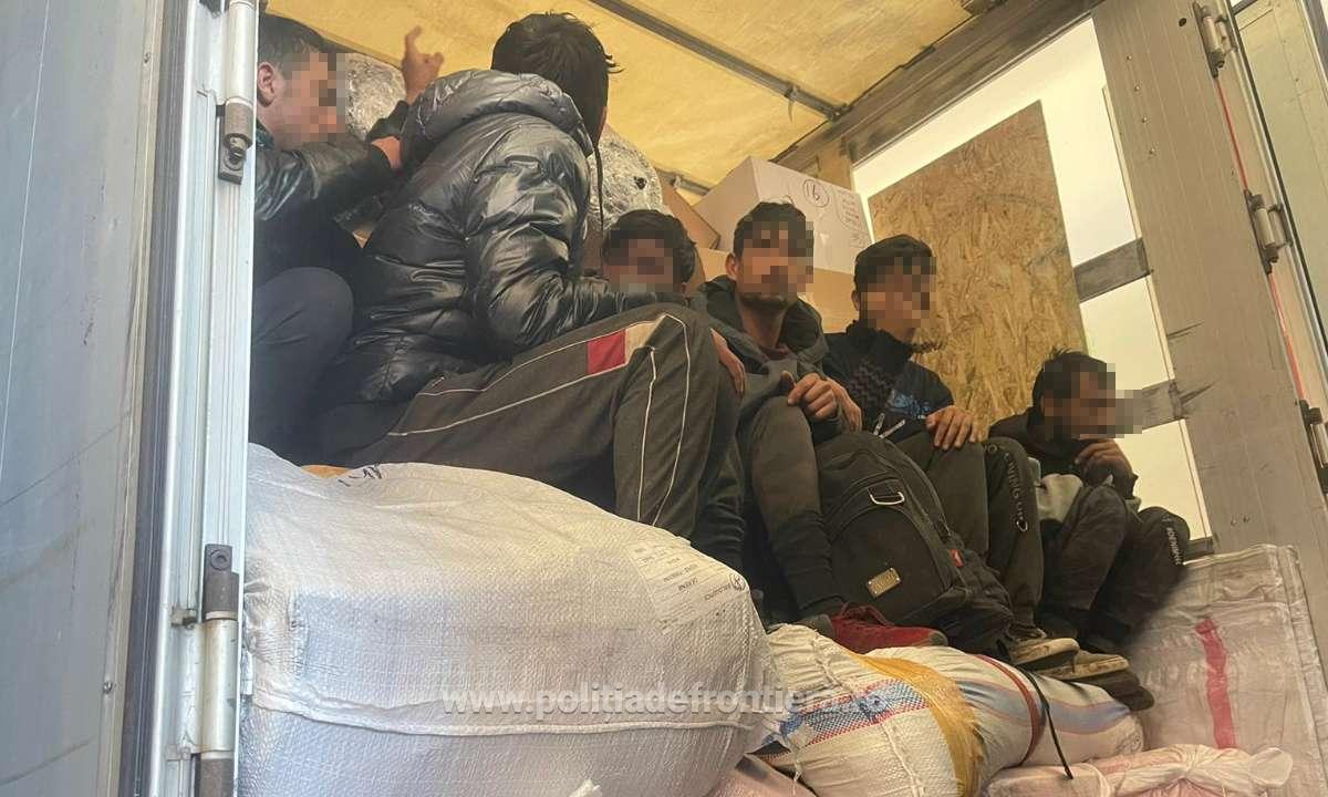 Las autoridades búlgaras detienen a dos rumanos que intentaban transportar ilegalmente a 70 inmigrantes Las autoridades búlgaras detienen a dos rumanos que intentaban transportar ilegalmente a 70 inmigrantes
