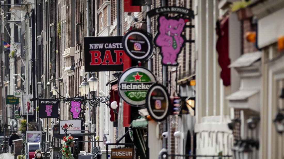 Los holandeses están hartos de que los turistas vengan a Ámsterdam sólo por el Barrio Rojo. Han iniciado una campaña llamada «¡No vengas!».