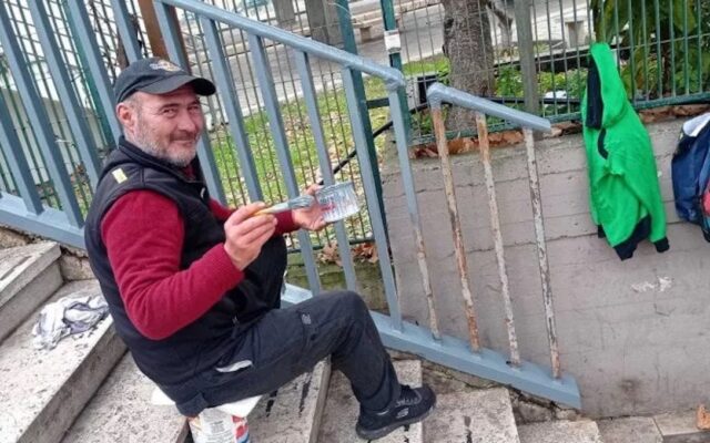 Un rumano en Italia ha conseguido impresionar a su comunidad tras pintar un puente con donativos: «Maravilloso regalo de Ion para Ostia» Un rumano en Italia ha conseguido impresionar a su comunidad tras pintar un puente con donativos: «Maravilloso regalo de Ion para Ostia»