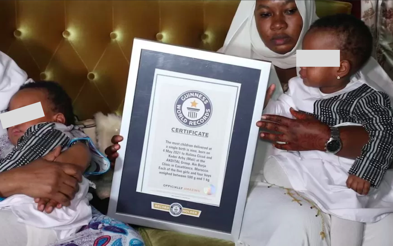 Una joven madre bate un récord mundial tras dar a luz a 9 bebés al mismo tiempo