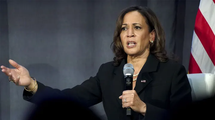 VÍDEO | Decenas de migrantes sudamericanos son expulsados de autobuses y dejados frente a la casa de la vicepresidenta estadounidense Kamala Harris