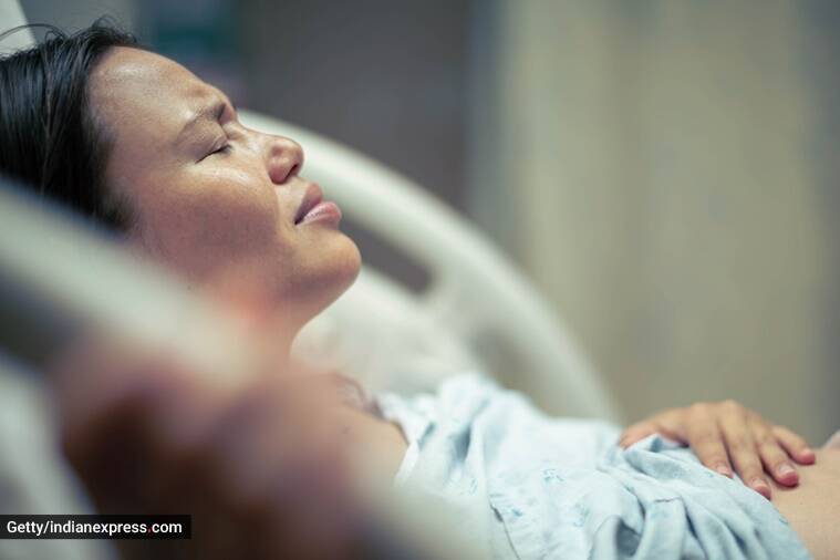 salud de la mujer, perdida de sangre durante el parto, hemorragia postparto, que es la hemorragia postparto, riesgos hemorragia postparto, signos hemorragia postparto, tratamiento hemorragia postparto, prevencion hemorragia postparto, muerte hemorragia postparto, indian express news