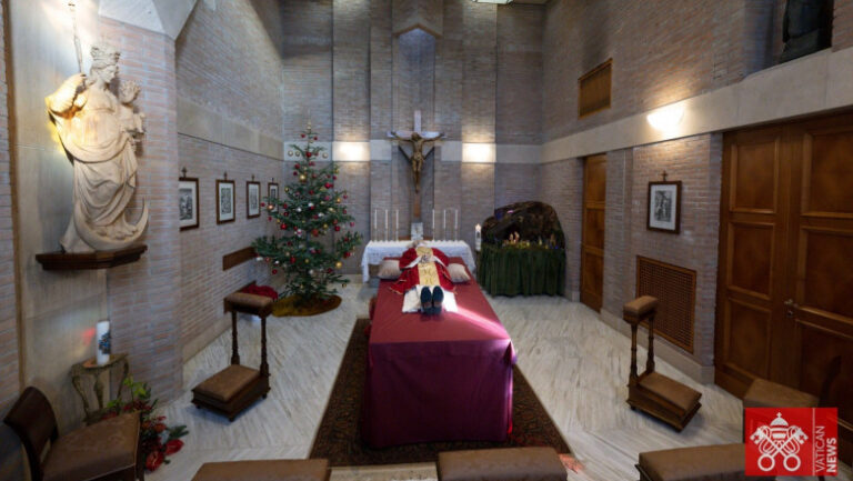 El Vaticano ha difundido imágenes del cuerpo del difunto Papa Benedicto XVI. Cuándo se celebrará el funeral del ex pontífice