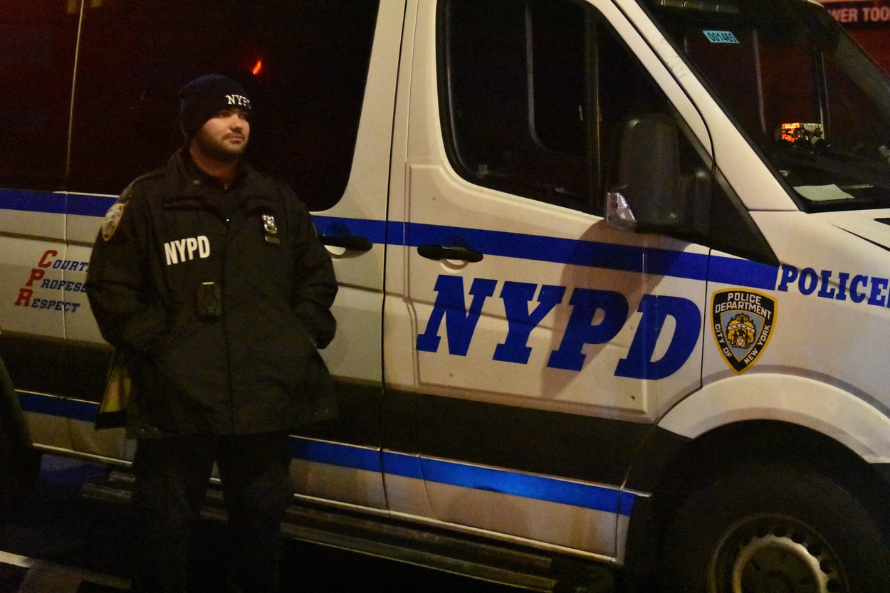 Tres policías resultan heridos en Nueva York por un joven armado con un machete