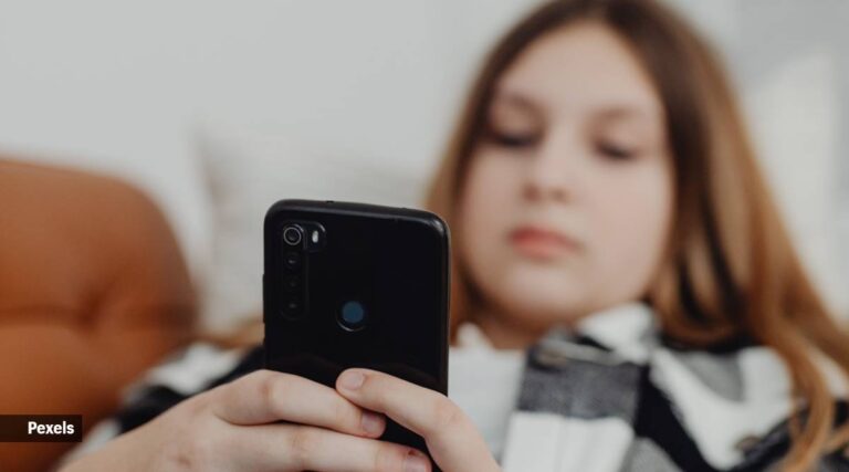 Cómo el síndrome visual del smartphone causó a una mujer «moscas volantes, destellos brillantes y, a veces, incapacidad para ver objetos».