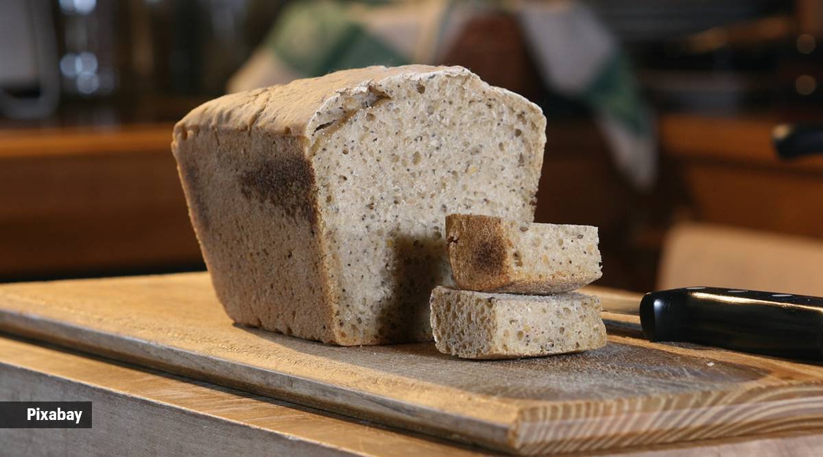 La fibra soluble, como la que se encuentra en el pan de trigo integral, puede ayudar a reducir la grasa visceral al unirse a los ácidos biliares en el intestino y evitar su reabsorción