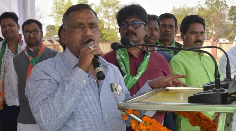 En medio de la alarma por la gripe aviar, el ministro de Sanidad de Jharkhand dice que come más pollo: «Caliéntelo bien al cocinarlo».