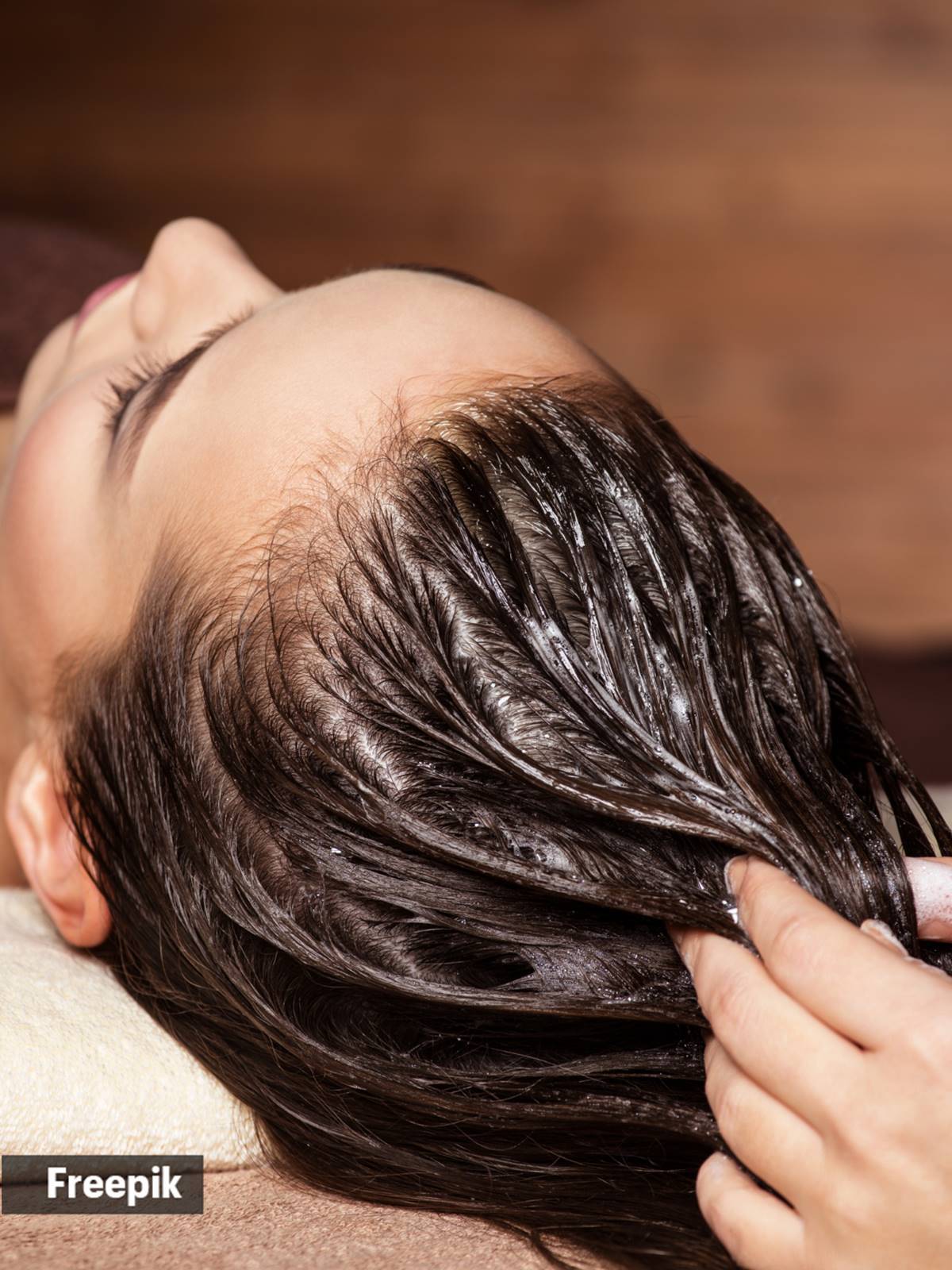 El aceite capilar puede ser beneficioso para la salud del cabello si se aplica correctamente. Ayuda a nutrir el cuero cabelludo, hidratar los folículos pilosos y prevenir la sequedad.